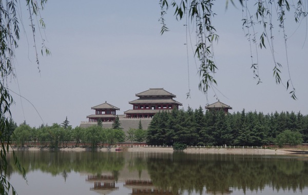 這個(gè)項(xiàng)目是拿到市規(guī)劃局的選址意見書、市計(jì)委的立項(xiàng)報(bào)告和市文物局的動(dòng)工函，我們才租地開工的?！鼻匕⒎繉m旅游股份有限公司董事長雷應(yīng)魁說，當(dāng)時(shí)不僅為阿房宮景區(qū)辦過相應(yīng)的手續(xù)，而且還是請(qǐng)陜西省文保中心設(shè)計(jì)的。