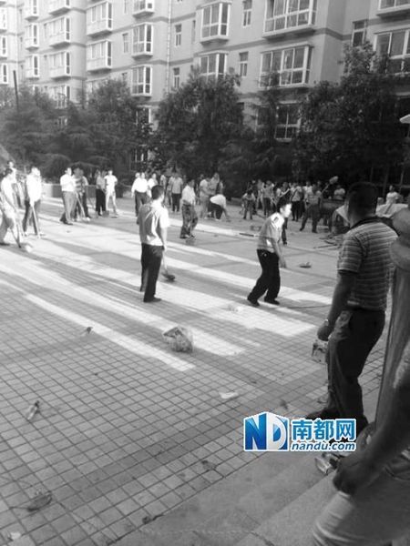　據(jù)稱,雙方發(fā)生沖突后,十多名民警趕到現(xiàn)場也沒能阻止打斗，后又增派警力才把事件平息下來?？姿赜⒓覍俟﹫D
