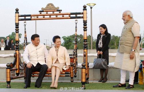 習(xí)近平和夫人彭麗媛一起蕩秋千。