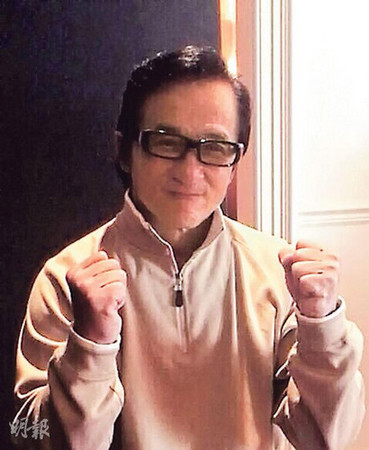 力圖保持笑容的成龍，不知是否為兒子祖名的事心煩，過(guò)往濃密的頭發(fā)明顯發(fā)線向后移。圖片來(lái)源：香港《明報(bào)》。