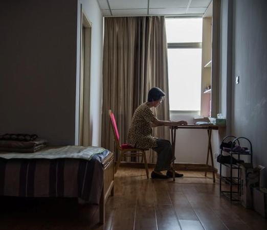 在如東一家養(yǎng)老院，78歲的老人洪秀芬在看書。李響 攝