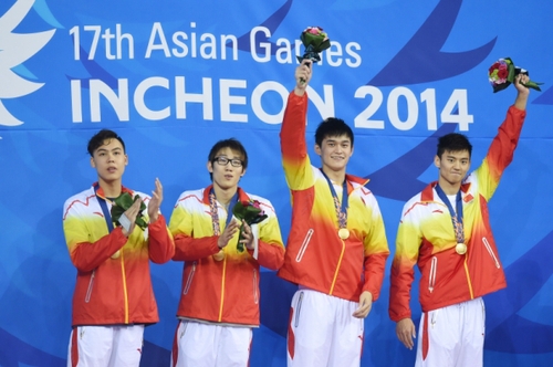9月24日，中國隊選手余賀新、林永慶、孫楊、寧澤濤（從左至右）在頒獎臺上。