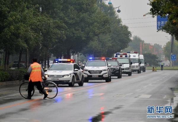 9月24日，押有被告人劉鐵男的車隊在廊坊經(jīng)濟技術(shù)開發(fā)區(qū)人民法院前的匯源道行駛。