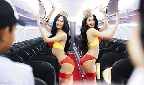 穿比基尼的 “空姐”，在飛機(jī)倉(cāng)擺出性感造型。