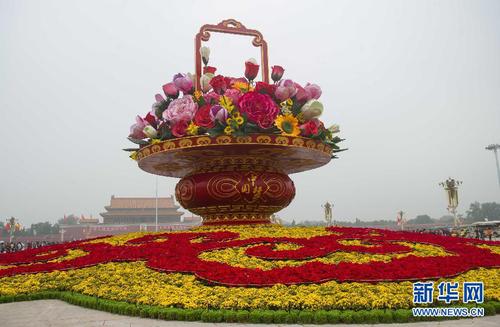 9月25日，游客在天安門廣場欣賞 “祝福祖國”花壇。當(dāng)日早晨6時起，天安門廣場國慶花籃及花壇完整亮相。 新華社記者 羅曉光 攝
