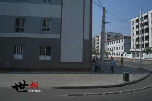 新義州市區(qū)路修的寬敞，設(shè)有自行車道和人行道。路面上的機動車并不多，機動車、自行車、行人各行其道，沒有人違反交規(guī)，地面也非常的干凈。