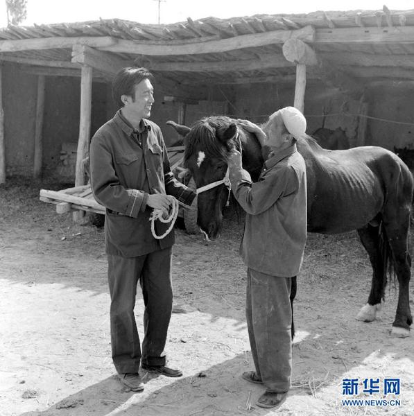 張賢亮（左）在寧夏回族自治區(qū)農(nóng)場體驗生活，著手新的創(chuàng)作。