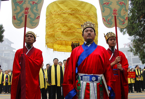 　9月20日6點(diǎn)58分，主祭官高聲宣布家祭開(kāi)始，在鳴贊、引贊、挑燈、提爐等祭祀禮生的引領(lǐng)下，孔子后裔代表開(kāi)始祭祀。