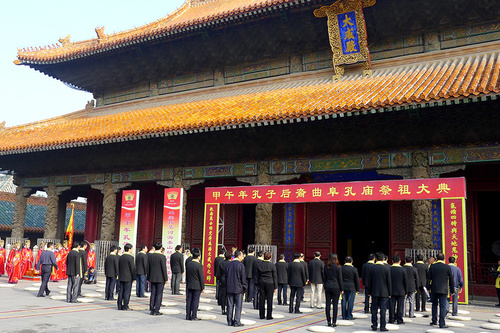 孔子后裔代表嚴格按照“必恭、必敬、必潔、必豐”的傳統(tǒng)釋奠祭祀禮制程序進行家祭活動。