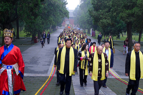 家祭隊(duì)伍走過(guò)長(zhǎng)長(zhǎng)的神道，經(jīng)萬(wàn)仞宮墻、圣時(shí)門(mén)、弘道門(mén)、大中門(mén)、同文門(mén)、奎文閣、大成門(mén)至杏壇前就位?？鬃雍笠嵋宦肪拺咽プ妫碛佣鳚?。