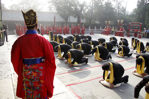　孔子后裔代表以傳統(tǒng)釋奠祭祀叩拜禮形式表達了對圣祖孔子的追思之情。
