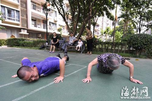 兩名記者車(chē)輪戰(zhàn)也沒(méi)能戰(zhàn)勝老奶奶