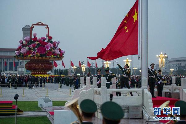10月1日，國旗護衛(wèi)隊?wèi)?zhàn)士在天安門廣場升國旗。