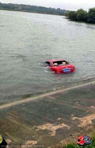 夫妻暴雨開車沖入水庫(kù)身亡 丈夫尸沉水底雙手緊握滿臉痛苦
