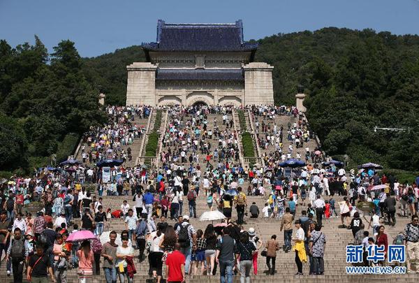 10月1日，游客在南京中山陵參觀游覽。