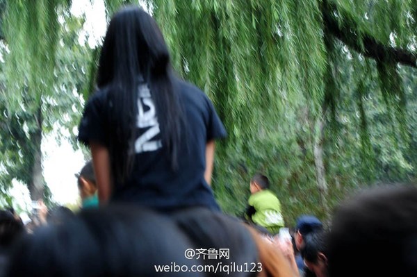 10月1日，濟南市動物園，因為游客眾多，一位小伙讓自己的女友騎在自己的脖子上。