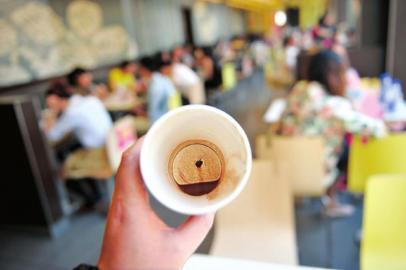 天府廣場(chǎng)麥當(dāng)勞快餐店,鄒女士在熱巧克力里發(fā)現(xiàn)了一只蟑螂。 天府廣場(chǎng)麥當(dāng)勞快餐店,鄒女士在熱巧克力里發(fā)現(xiàn)了一只蟑螂。