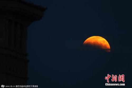 2014年10月8日晚，繼2011年12月10日之后，又一次觀測條件不錯的月全食。天文專家表示，對于中國觀眾而言，這是今年唯一能觀測到的月全食現(xiàn)象，只要天氣晴朗，中國各地都能肉眼觀賞到這一壯觀天象。劉積舜 攝