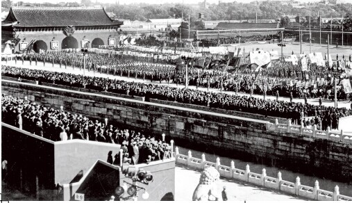　1951年國慶節(jié)，首都學生隊伍經(jīng)過天安門廣場，圖中左側(cè)為天安左門