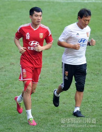 10月8日，中國隊(duì)球員鄭智（左）在訓(xùn)練中。