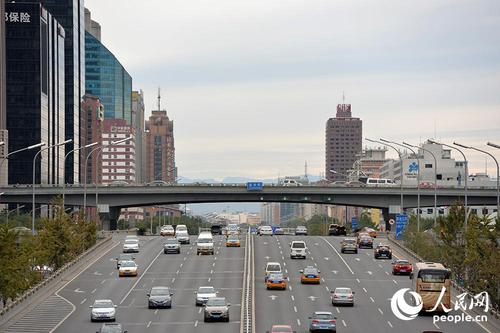 10月12日，在北京CBD，能一眼看到西山，北京大部分地區(qū)能見度都在20公里左右。