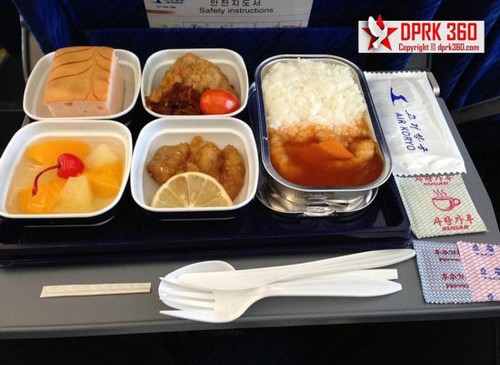 飛機(jī)餐提供米飯、雞肉和什錦水果，亞蘭稱，食物比他想象得要好。