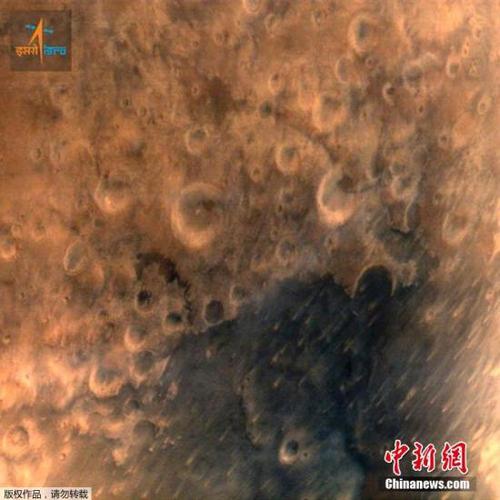 資料圖：當(dāng)?shù)貢r(shí)間9月25日，印度“曼加里安”號(hào)(Mangalyaan)火星探測(cè)器在7300千米高度傳回首張火星照片。印度首個(gè)火星探測(cè)器“曼加里安”號(hào)24日成功進(jìn)入火星軌道。