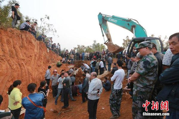 圖為人們?cè)诤鲜涞资腥f寶鎮(zhèn)群益村圍觀發(fā)現(xiàn)的古墓。