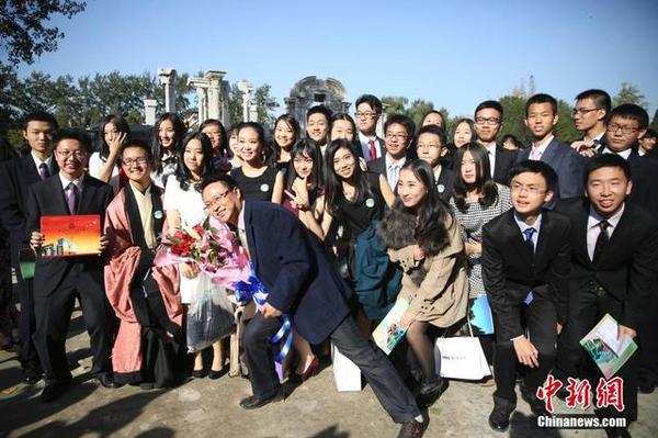 10月16日，學(xué)生們?cè)诔扇硕Y上合影留念。當(dāng)日，在圓明園大水法前，來(lái)自北京101中學(xué)的600名高中學(xué)生在這里舉行成人禮。北京海淀區(qū)教委、圓明園管理處及101中學(xué)相關(guān)領(lǐng)導(dǎo)、老師及家長(zhǎng)代表一起參加了活動(dòng)。中新社發(fā) 熊然 攝