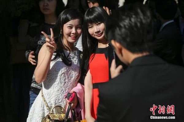 學(xué)生們在成人禮上合影留念。