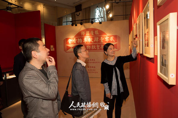 銀座國際執(zhí)行董事徐斗、總經理張黎明陪同著名京劇名家王珮瑜看展_副本