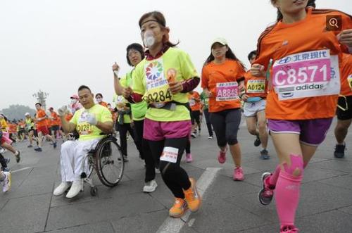 10月19日早上，2014北京馬拉松比賽開賽，當天，北京PM2.5超過300，空氣嚴重污染。18日下午18時，北京市政府正式發(fā)布空氣重污染藍色預(yù)警。
