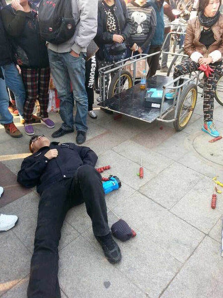 　2014年10月17日，沈陽市一名城管躺在地上。