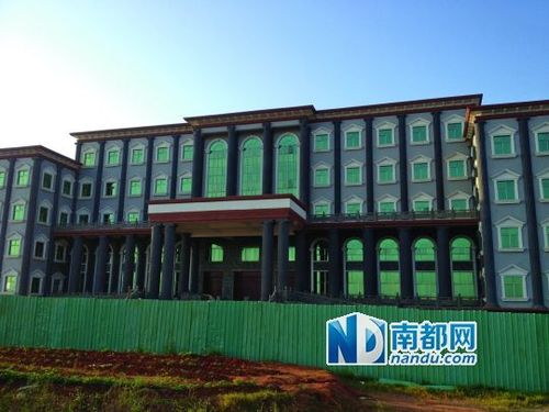 未完工的雷州市財(cái)政局辦公大樓矗立在一片荒草里。
