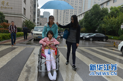 住院當(dāng)天，路上下起了小雨，記者為她撐起了雨傘。