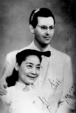 沙博理與夫人鳳子的新婚照片。