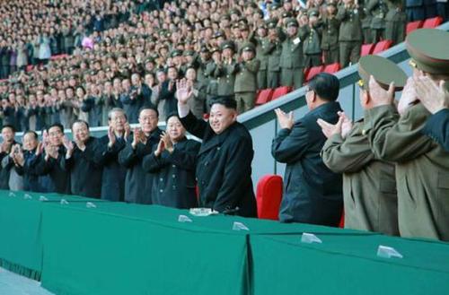 朝鮮最高領(lǐng)導(dǎo)人金正恩28日在改建翻修的五一體育場同平壤市民一起觀看了國家隊(duì)和月尾島隊(duì)的女足比賽。