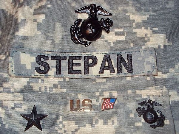 　Stepan的軍服上繡有他的名字。