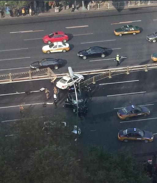 據(jù)微博網(wǎng)友爆料，4日下午，北京長(zhǎng)安街發(fā)生一起車(chē)禍，奧迪車(chē)因駕駛問(wèn)題撞向旁邊的護(hù)欄，隨著一聲巨響黃金護(hù)欄被撞斷。