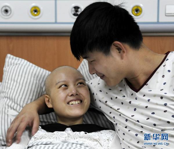 11月5日，于海寧（右）和范會(huì)香在病床上聊天。 新華社記者 李博 攝