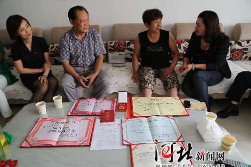 社會各界授予胡玉蘭的榮譽證書。資料圖片