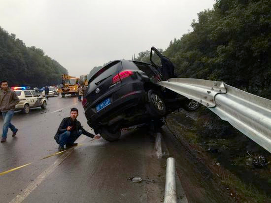廣漢越野車(chē)撞傷老人后逃逸-又撞死一家四口3