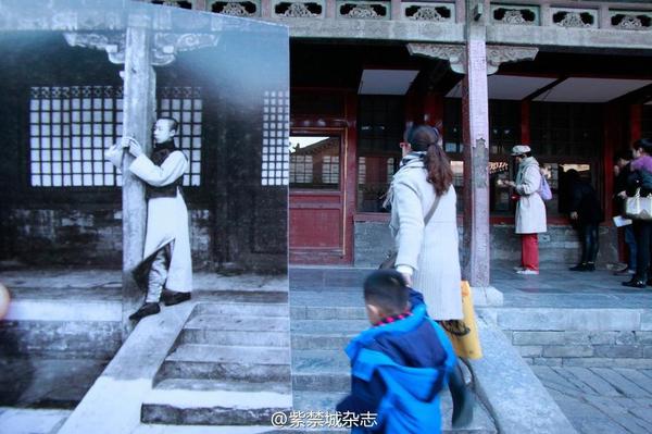 圖為1922年，溥儀在燕禧堂抱柱玩懷表。