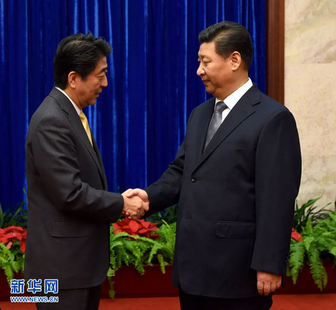 11月10日，國家主席習近平在北京人民大會堂應約會見來華出席亞太經合組織領導人非正式會議的日本首相安倍晉三。 新華社記者 馬占成 攝