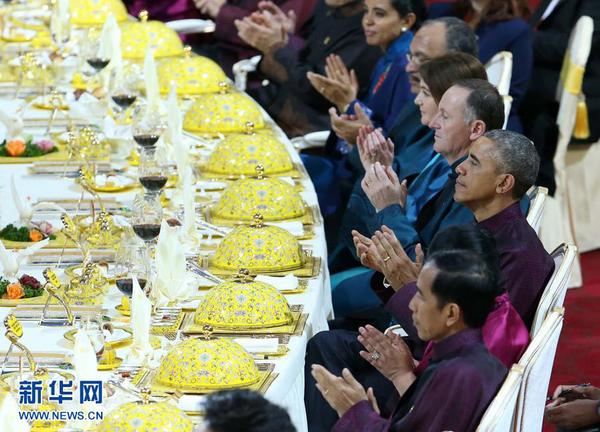 11月10日，國(guó)家主席習(xí)近平和夫人彭麗媛在北京為出席亞太經(jīng)合組織第二十二次領(lǐng)導(dǎo)人非正式會(huì)議的各經(jīng)濟(jì)體領(lǐng)導(dǎo)人及配偶舉行歡迎晚宴。這是晚宴現(xiàn)場(chǎng)。 新華社記者龐興雷攝