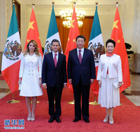 11月13日，國家主席習(xí)近平在北京人民大會(huì)堂北大廳舉行儀式，歡迎墨西哥總統(tǒng)培尼亞對中國進(jìn)行國事訪問。這是習(xí)近平和夫人彭麗媛同培尼亞夫婦合影。 新華社記者 張鐸 攝