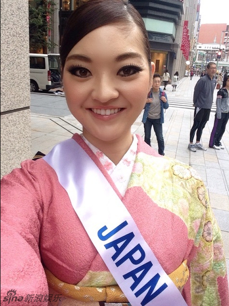 2015國際小姐大賽日本區(qū)決賽近日在東京舉行，有鄉(xiāng)民翻出2014日本國際小姐冠軍本鄉(xiāng)李來的照片，被吐槽“丑得不忍直視”。