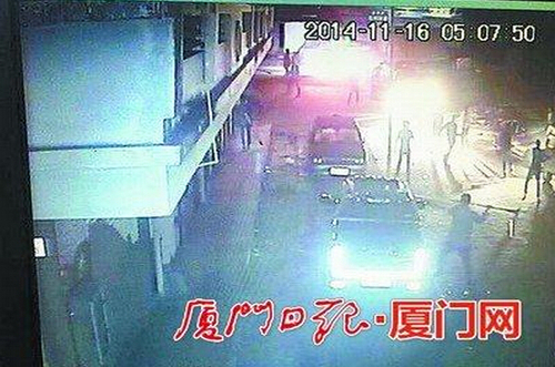 眾多男子手持水管焊刀，打砸接親車輛。監(jiān)控截圖