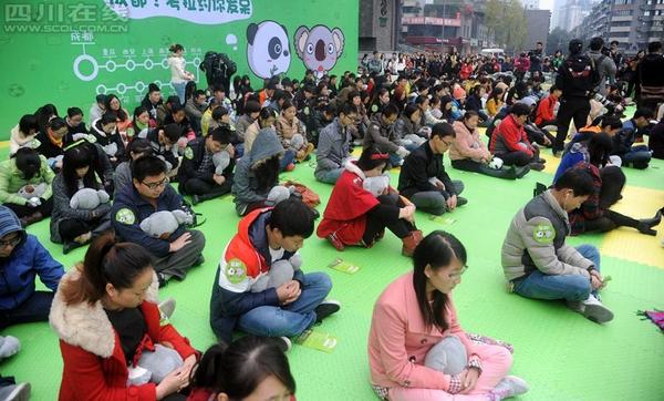 11月18日，首屆全國(guó)“發(fā)呆大賽”首站在成都寬窄巷子舉行。