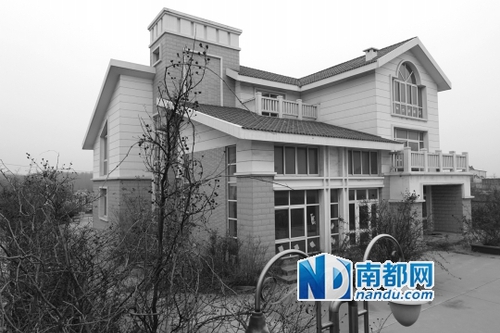 專案組向“億元水官”出示抓捕文書(shū) 遭其搶過(guò)撕掉